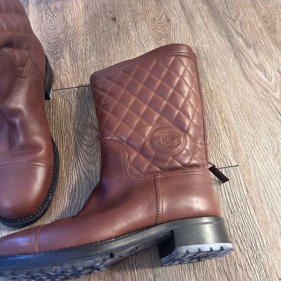CHANEL LEATHER WINTER BOOTS , camel color with CC logo and Shearling Fur - Picture 13 of 17